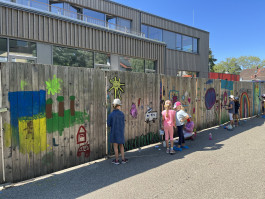 Grundschulkinder bemalen den Bauzaun an der Schule in Eichenau, Foto: spp