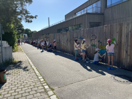 Grundschulkinder bemalen den Bauzaun an der Schule in Eichenau, Foto: spp